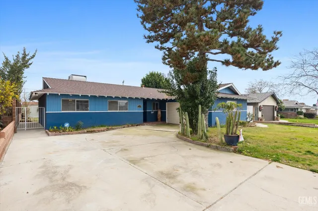 a front view of house with yard