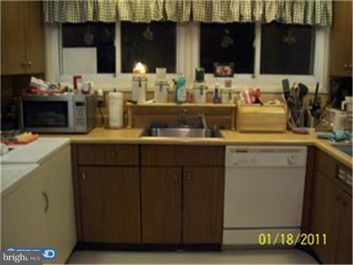 9 Hillside Road Levittown, PA 19056 - Photo 3 of 8 Kitchen
