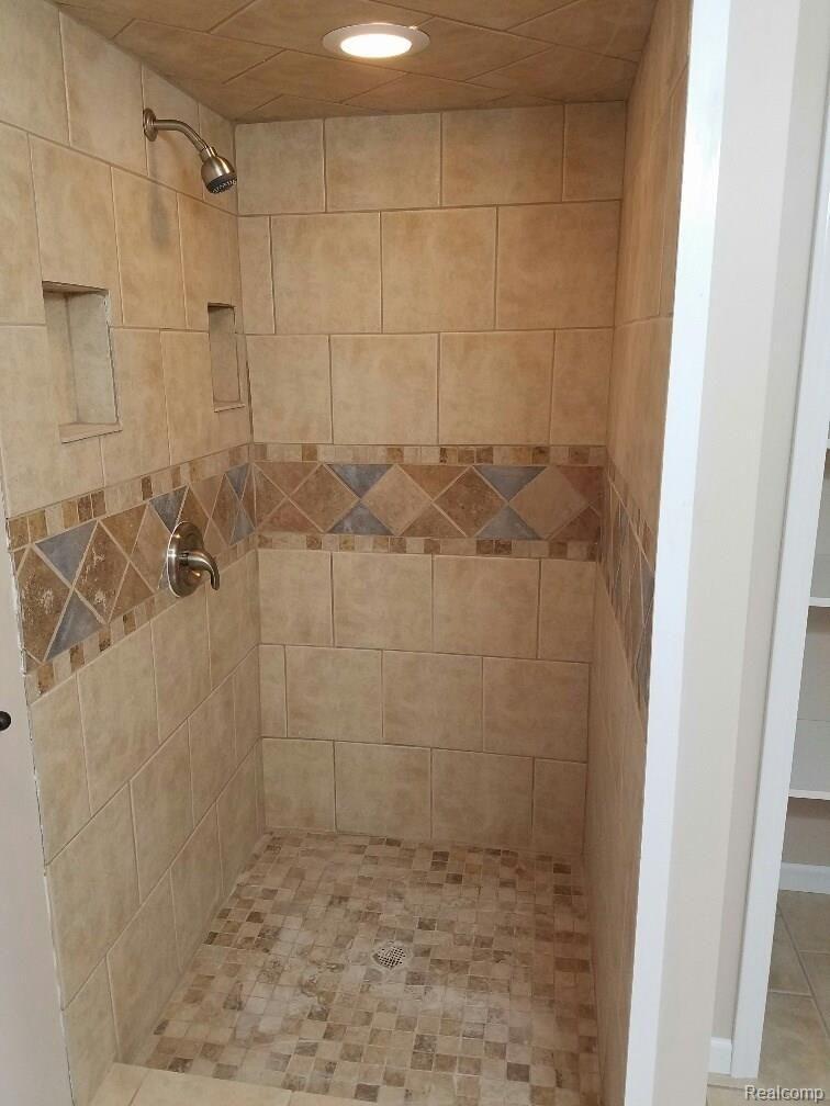3000 Bigelow Road Howell, MI 48855 - Photo 15 of 23 Shower.jpg