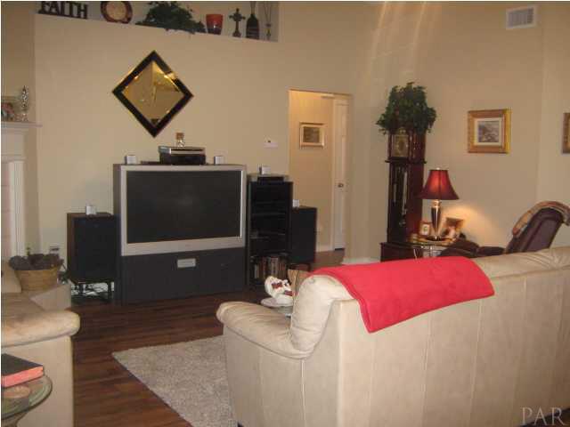 7165 Woodside Road Pensacola, FL 32526 - Photo 8 of 23 Great room has decorative plant ledges.