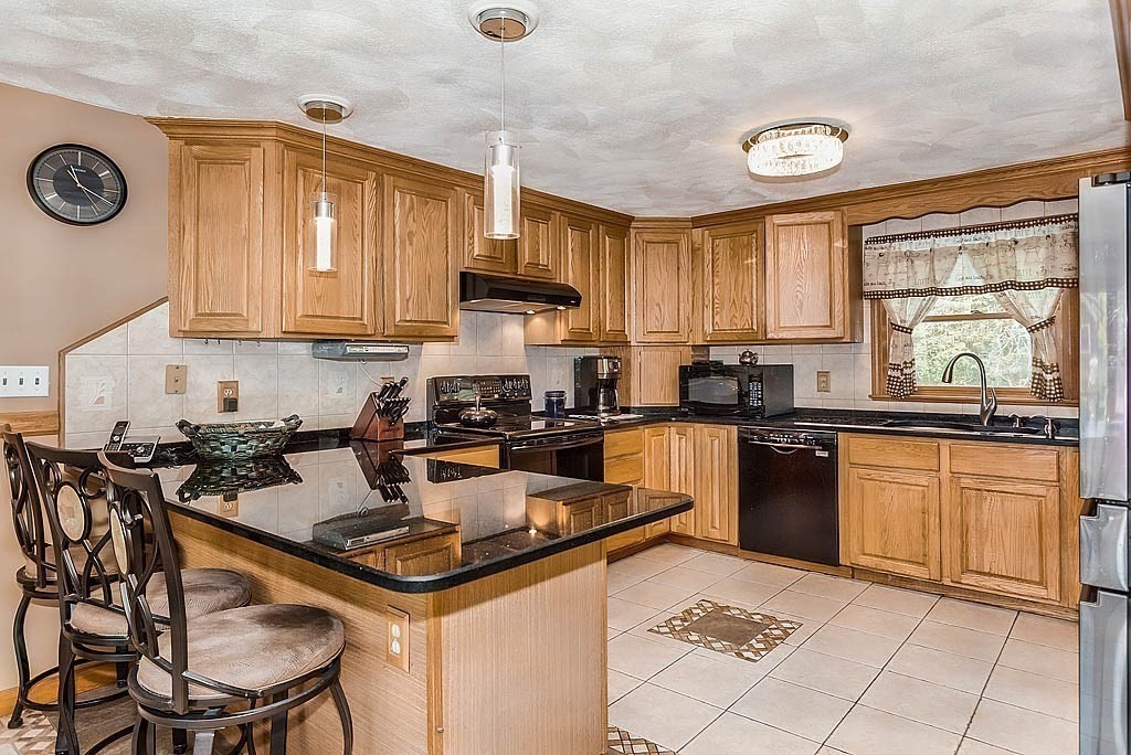 8 McDonald Road Wilmington, MA 01887 - Photo 2 of 38