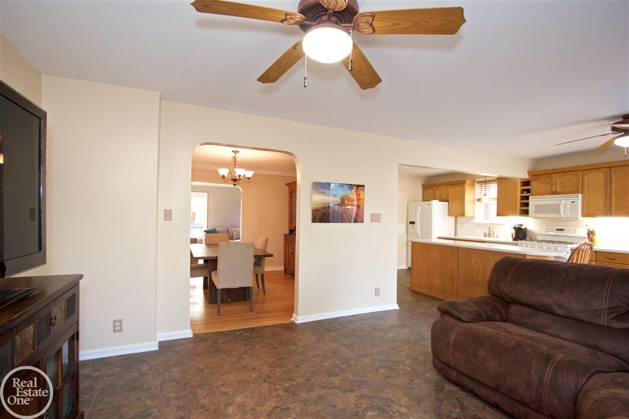 1760 Hampton Road Grosse Pointe, MI 48236 - Photo 31 of 51 31334768-30.JPG