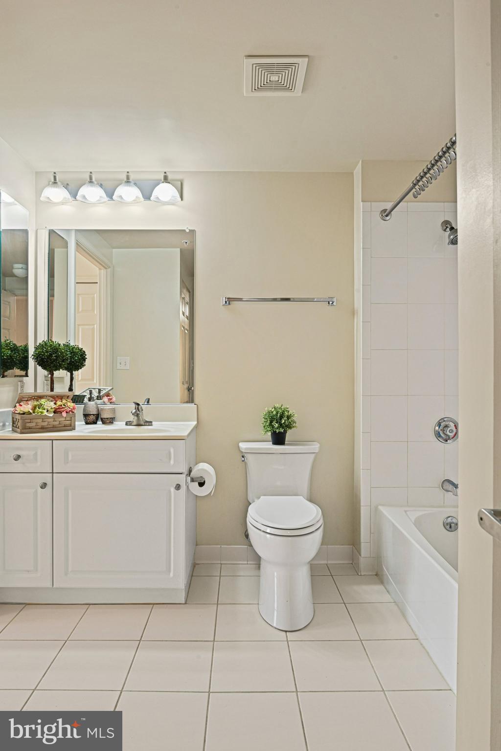 2726 Gallows Road, Unit 417 Vienna, VA 22180 - Photo 25 of 44 Full Bath