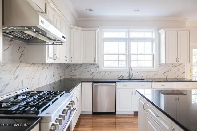 $10,000 | 59 Le Grande Avenue, Unit 7, Greenwich, CT 06830