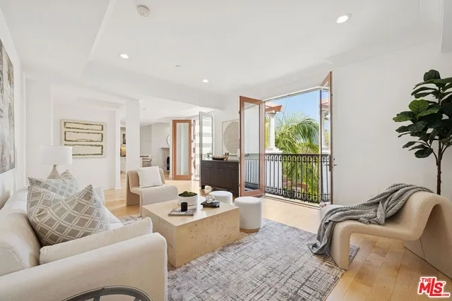 $1,450,000 | 261 South Reeves Drive, Unit PH3, Beverly Hills, CA 90212