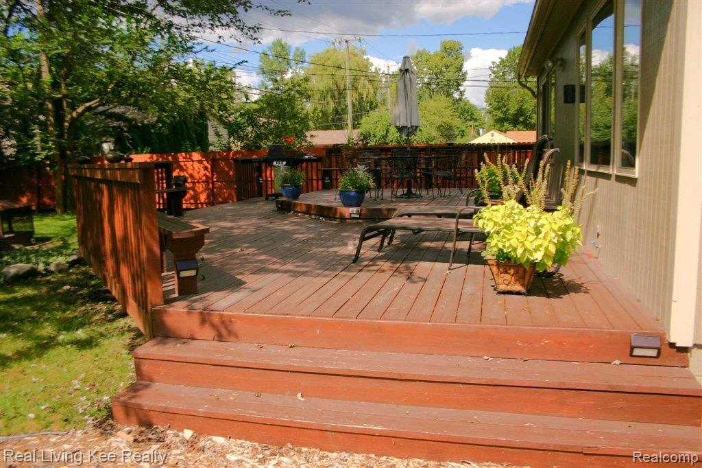 3660 Alida Avenue Rochester, MI 48309 - Photo 23 of 24 custom deck.jpg