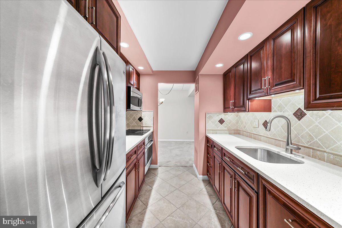 800 Avondale Road, Unit 3K Wallingford, PA 19086 - Photo 4 of 30 Updated Kitchen