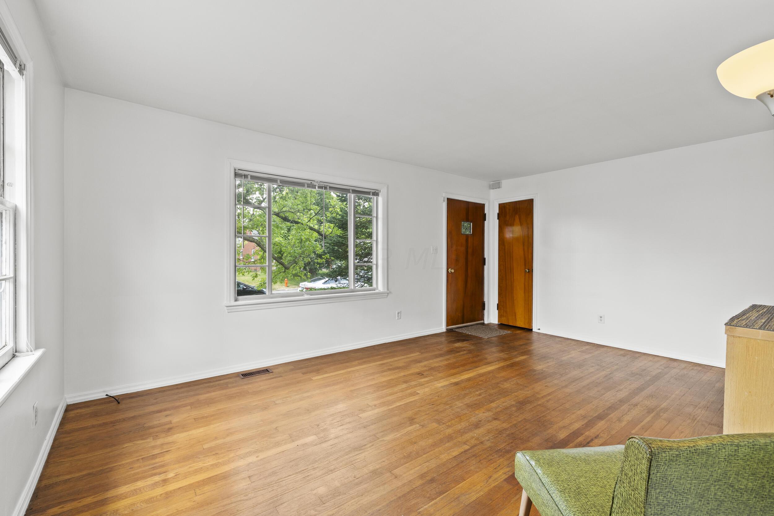 860 South Broadleigh Road Columbus, OH 43209 - Photo 8 of 30 10_living room 04