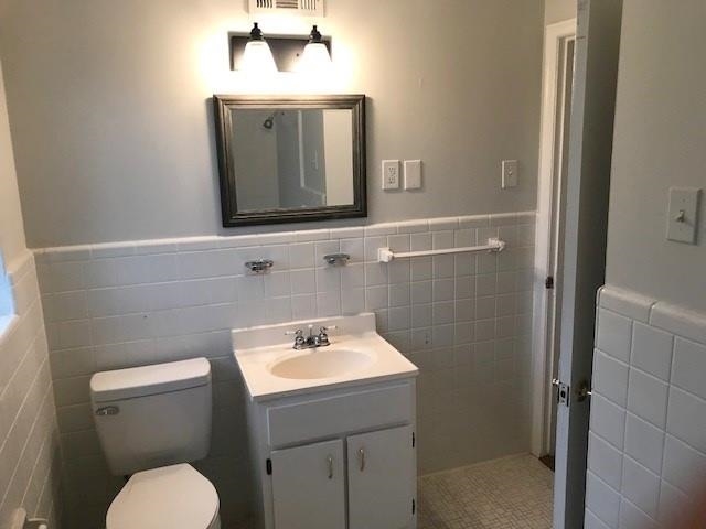 1633 Ivy Road Memphis, TN 38117 - Photo 13 of 14 a bathroom with a toilet sink and mirror