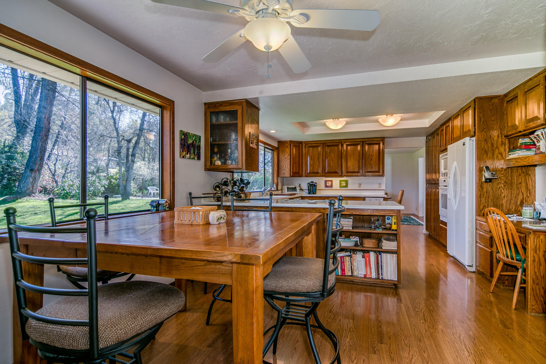 9027 Simmons Road Redding, CA 96001 - Photo 12 of 36 kitchen dining area