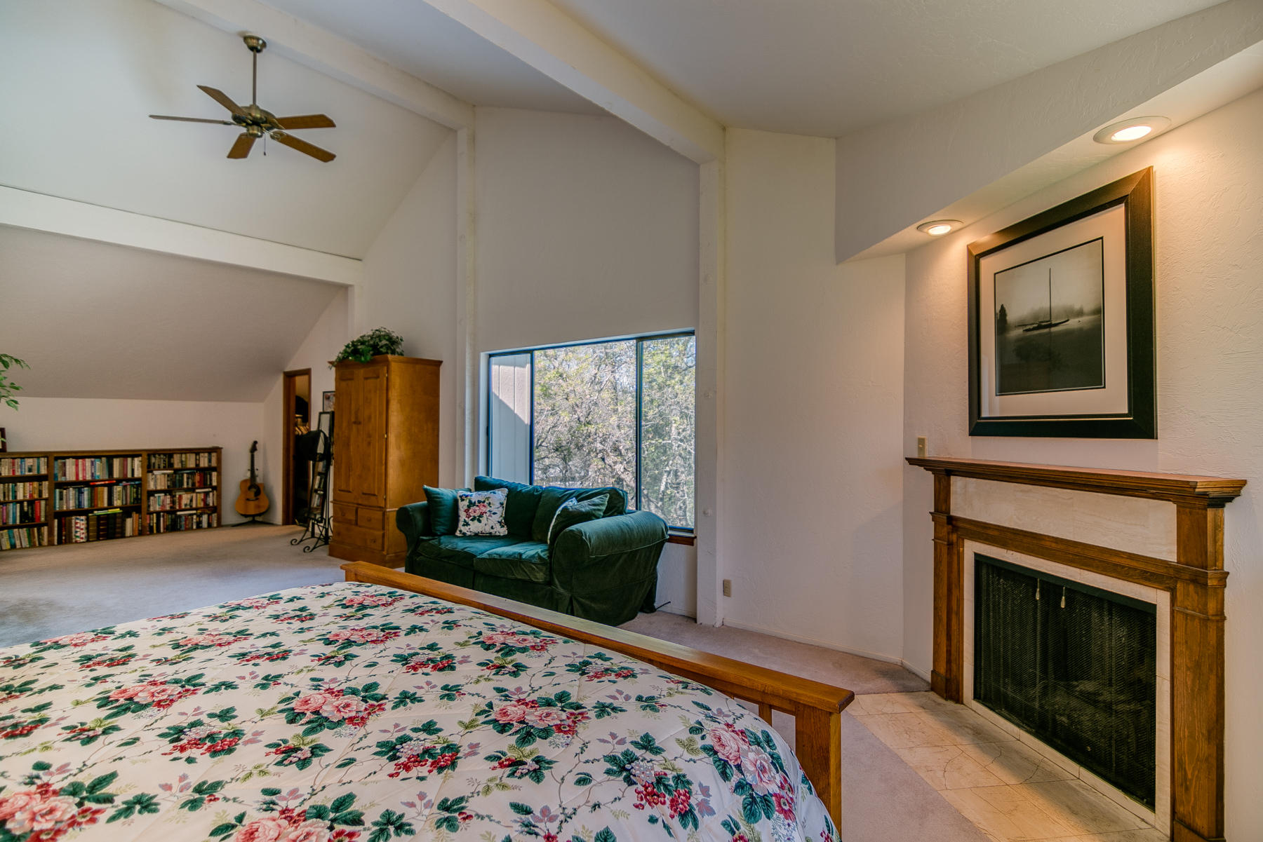 9027 Simmons Road Redding, CA 96001 - Photo 21 of 36 Master Bedroom Suite