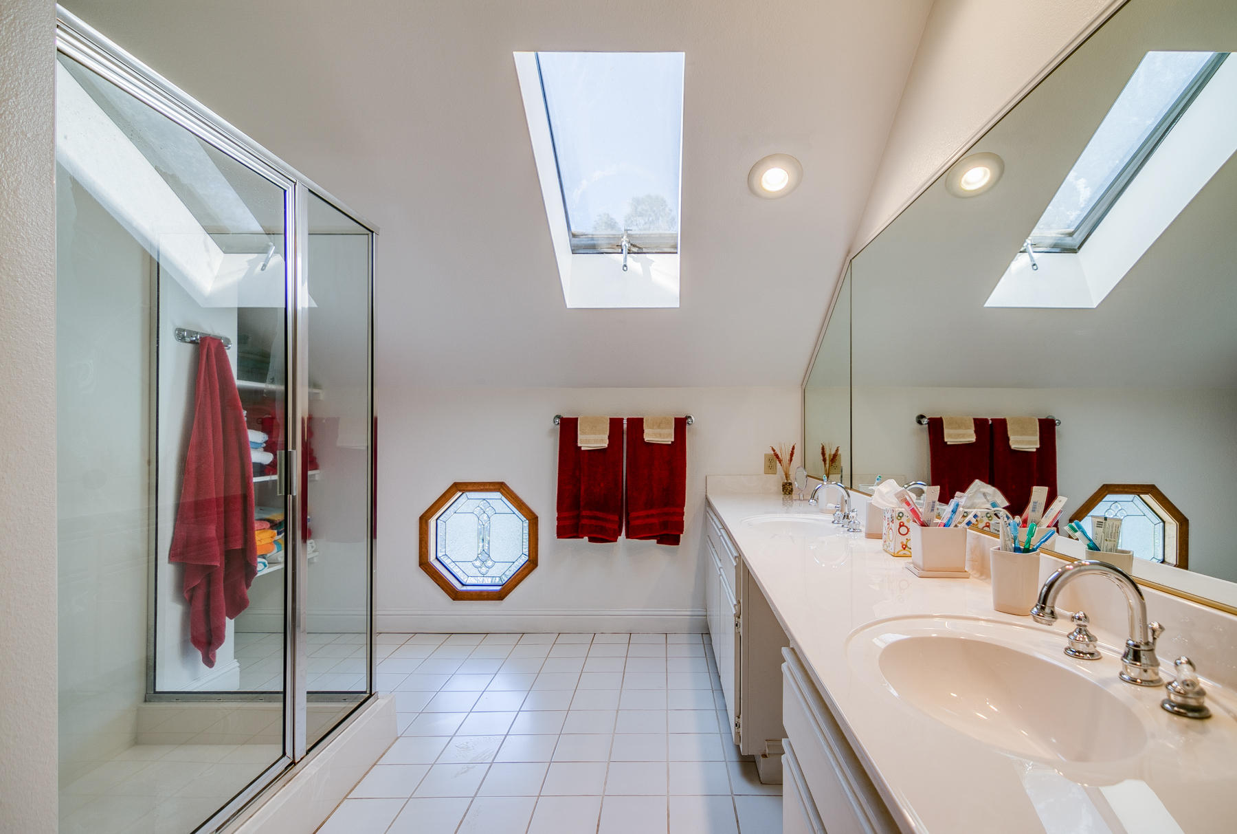 9027 Simmons Road Redding, CA 96001 - Photo 28 of 36 Hallway Bathroom