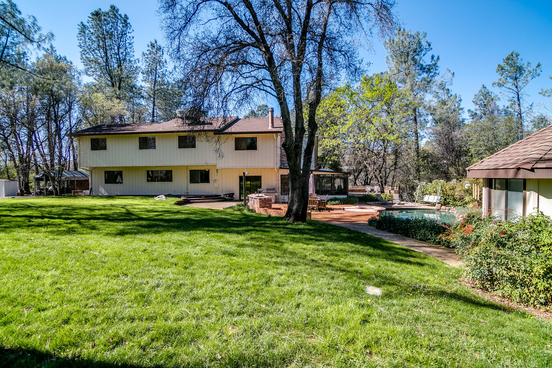 9027 Simmons Road Redding, CA 96001 - Photo 4 of 36 Backyard