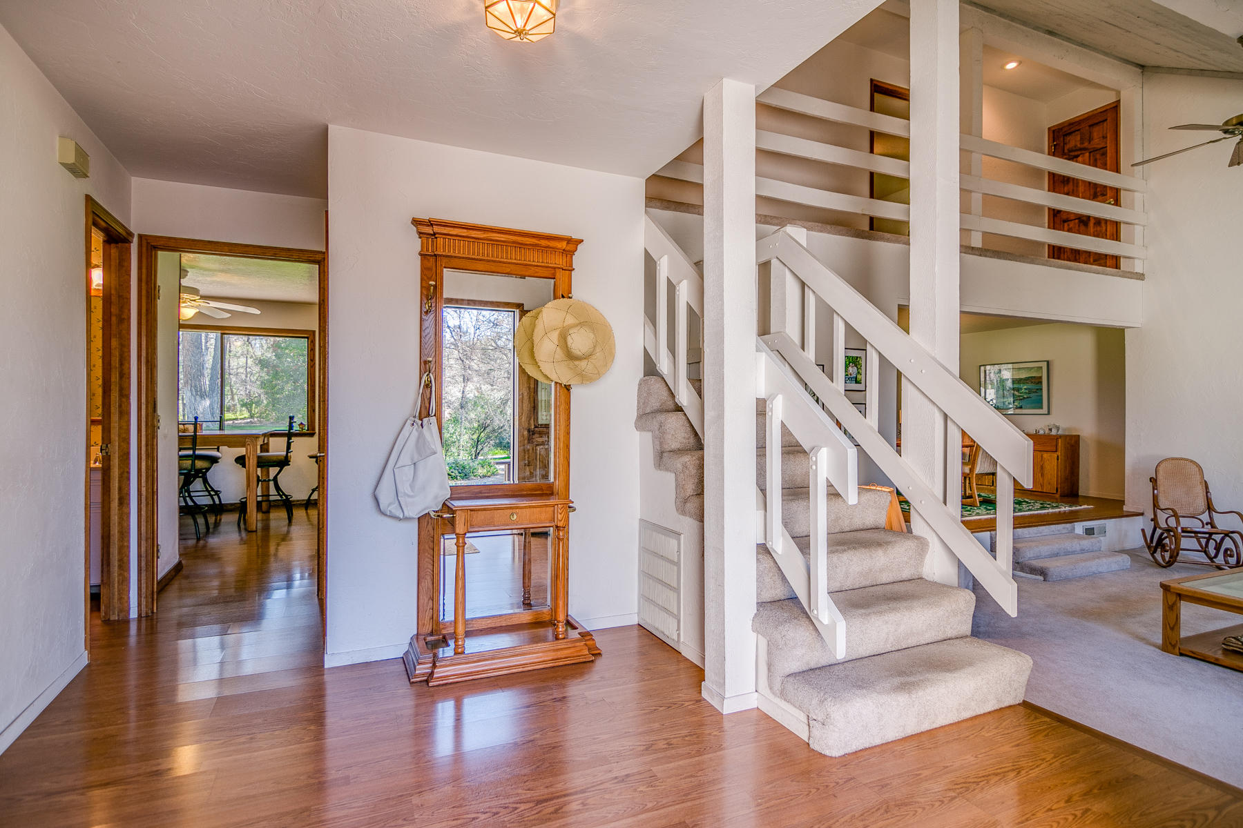 9027 Simmons Road Redding, CA 96001 - Photo 5 of 36 Entry Way
