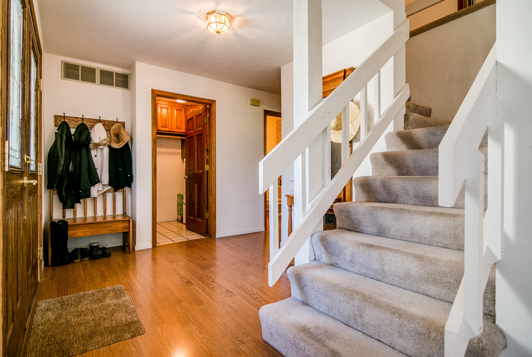 9027 Simmons Road Redding, CA 96001 - Photo 6 of 36 Entry Way