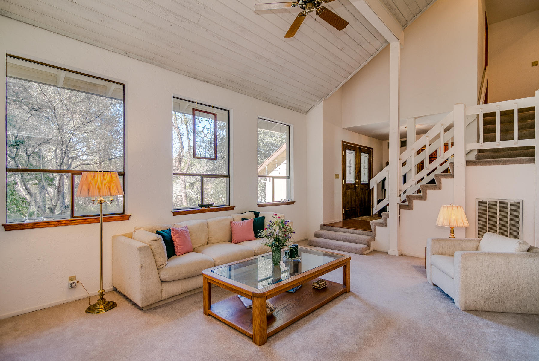 9027 Simmons Road Redding, CA 96001 - Photo 7 of 36 Front Living Room