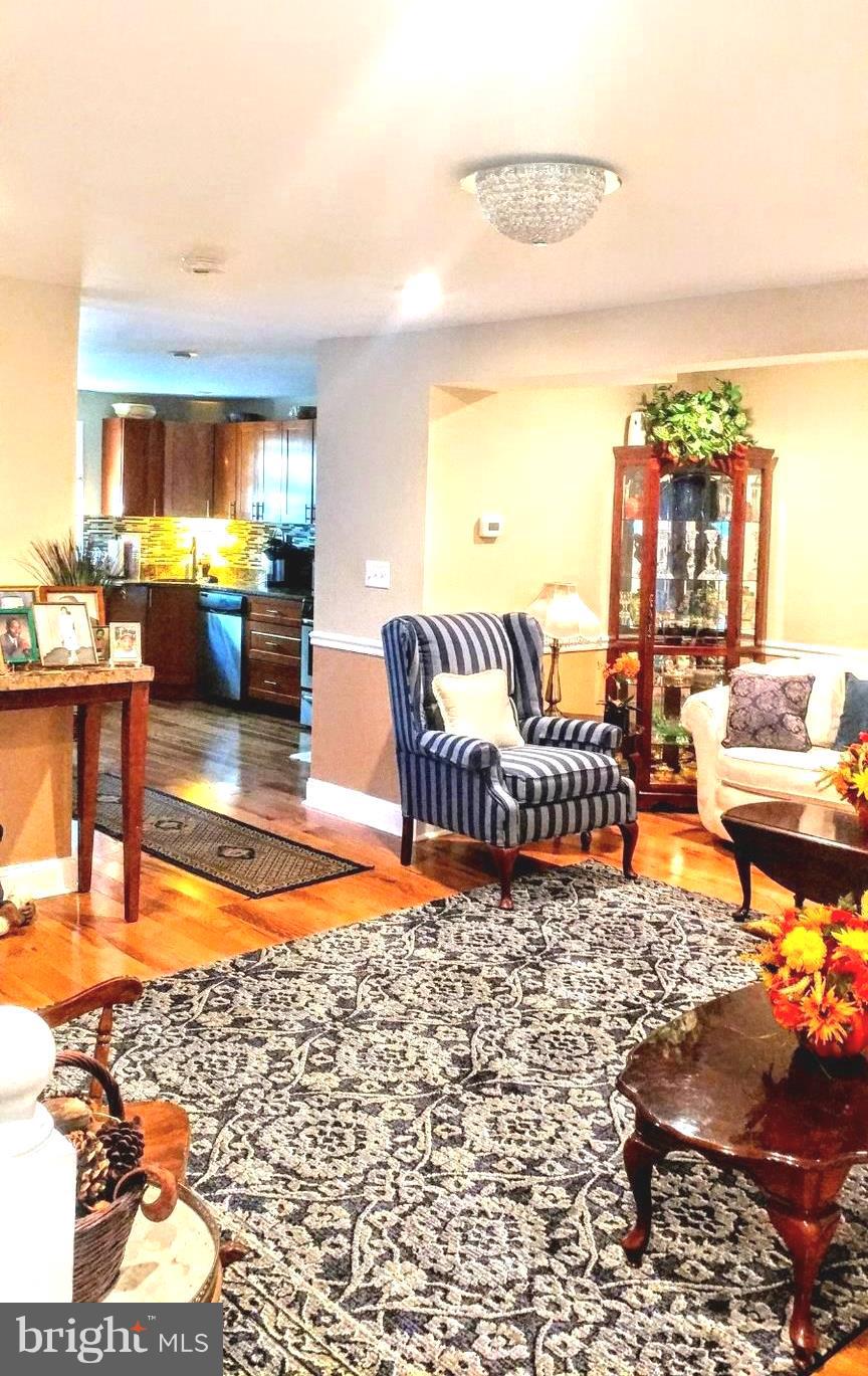 4052 Hilton Road Baltimore, MD 21215 - Photo 12 of 22 Living Room