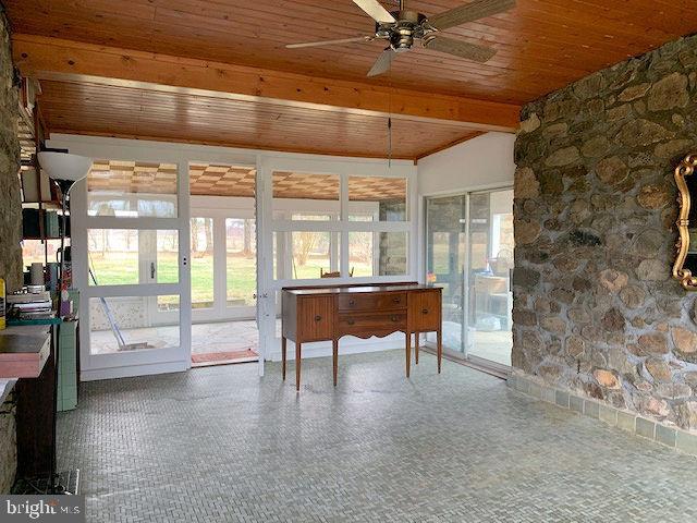 20070 Airmont Road Round Hill, VA 20141 - Photo 2 of 18 Great room looking toward sun room