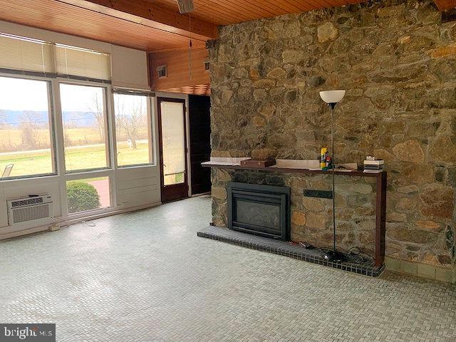 20070 Airmont Road Round Hill, VA 20141 - Photo 4 of 18 Great room fireplace is gas with updated liner