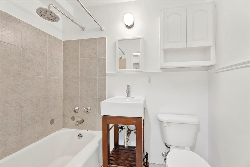225 Adams Street, Unit 4E Brooklyn, NY 11201 - Photo 12 of 15 a bathroom with a sink a toilet and bathtub