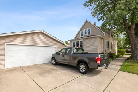 $375,000 | 3858 West 99th Street, Evergreen Park, IL 60805