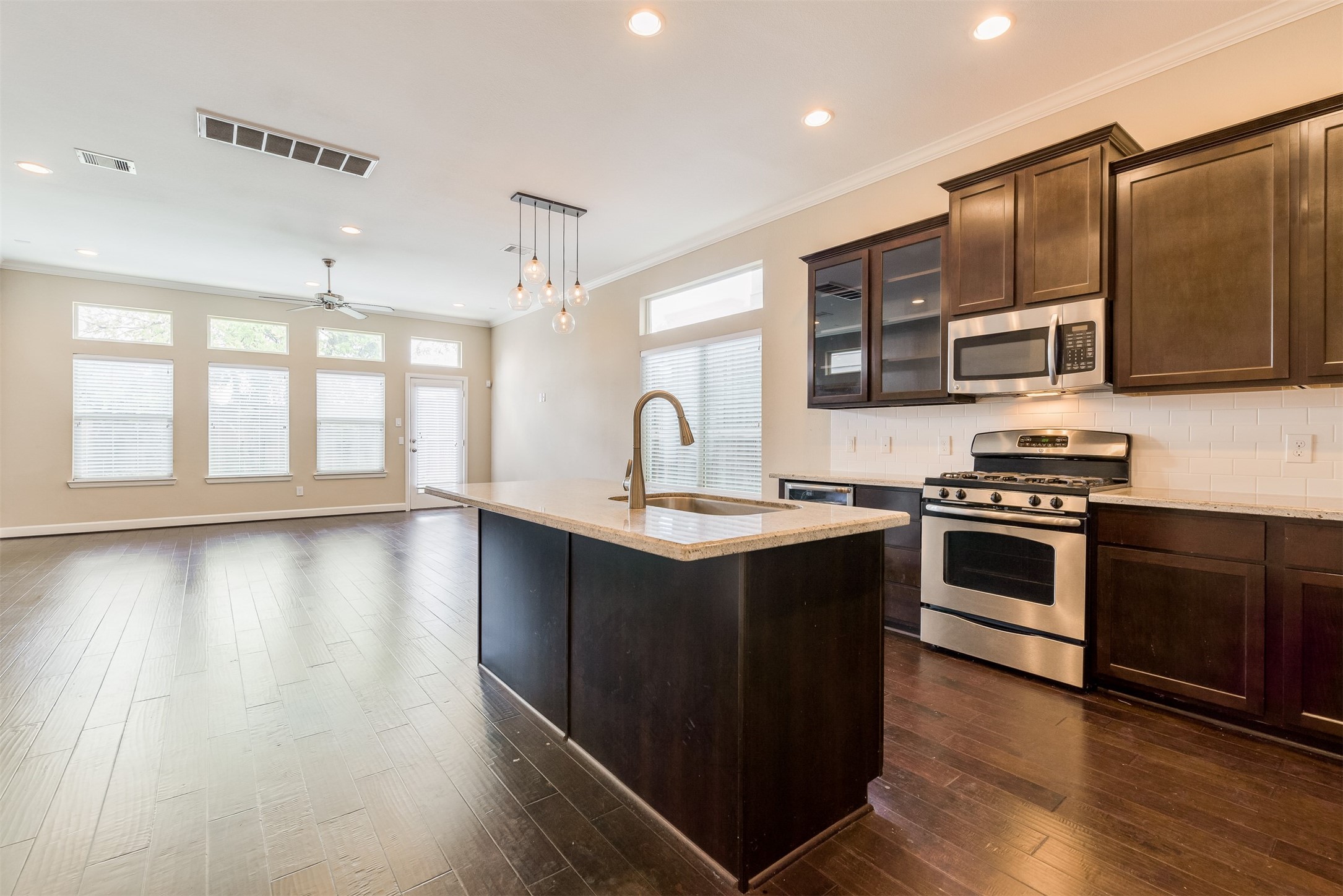 5807 Larkin Street Houston, TX 77007 - Photo 3 of 33