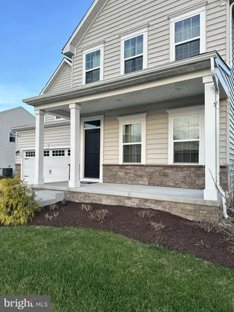 a view of a house with backyard and garden