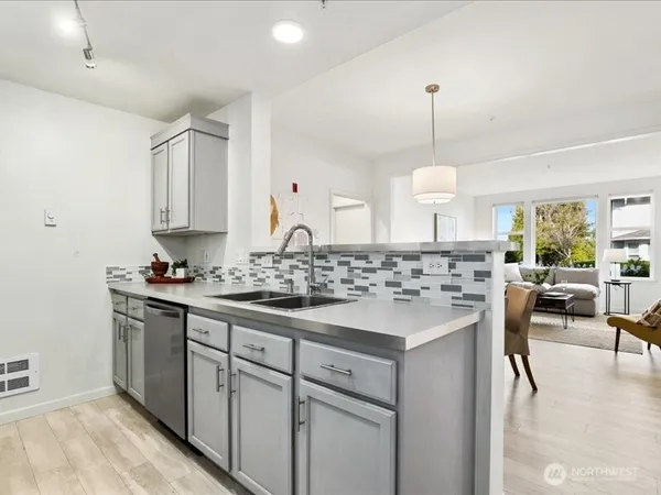 $445,500 | 22527 Southeast 38th Terrace, Unit 1424, Issaquah, WA 98029