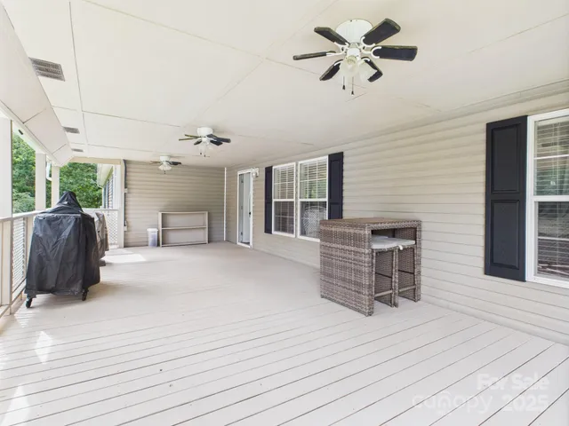 a view of livingroom with furniture