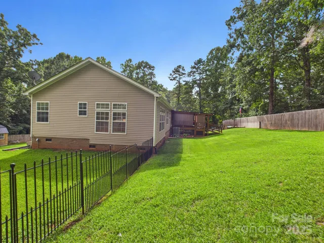 a view of a house with backyard and a garden