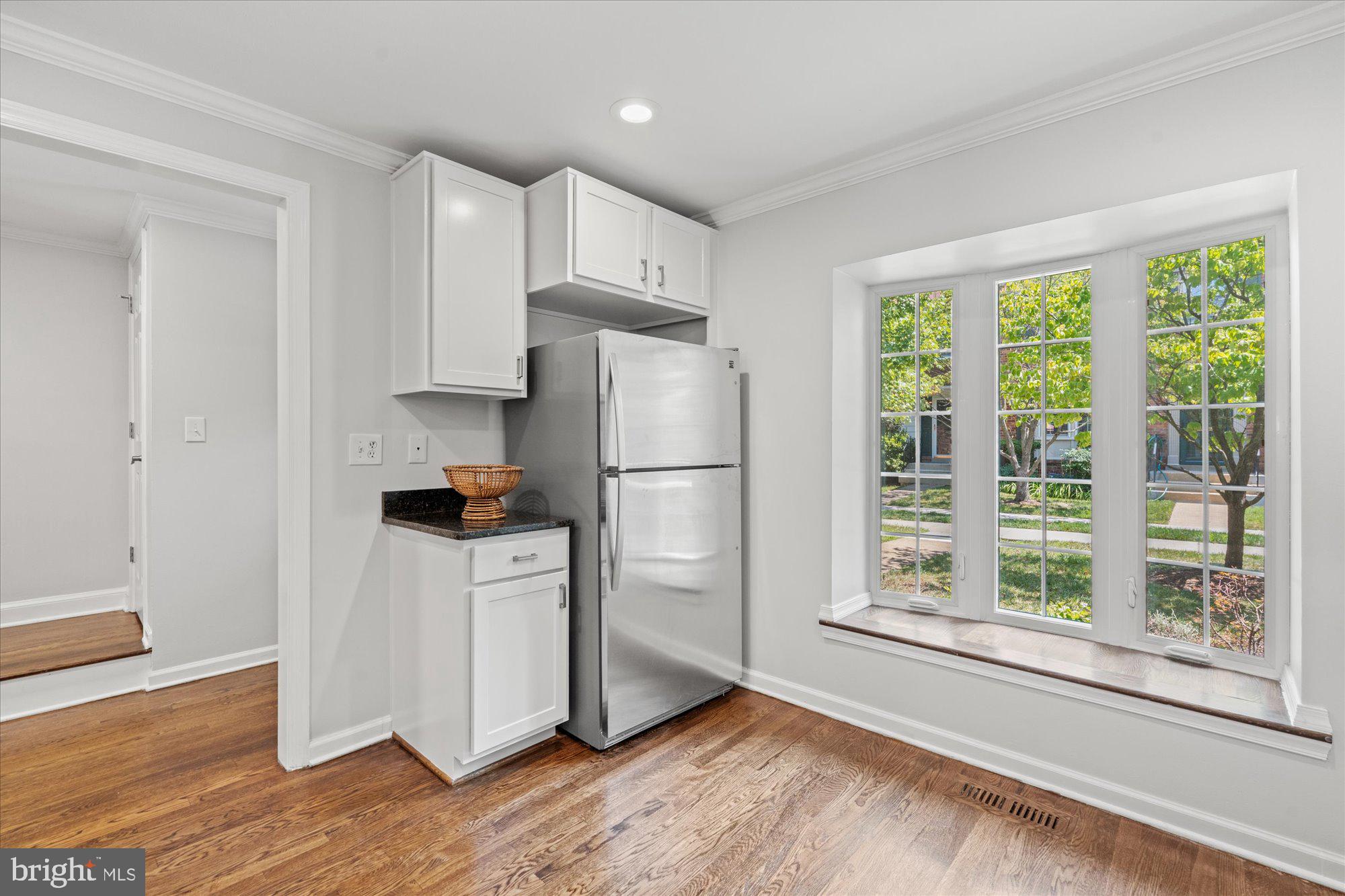 7020 Alicent Place McLean, VA 22101 - Photo 14 of 33 Kitchen with bay window