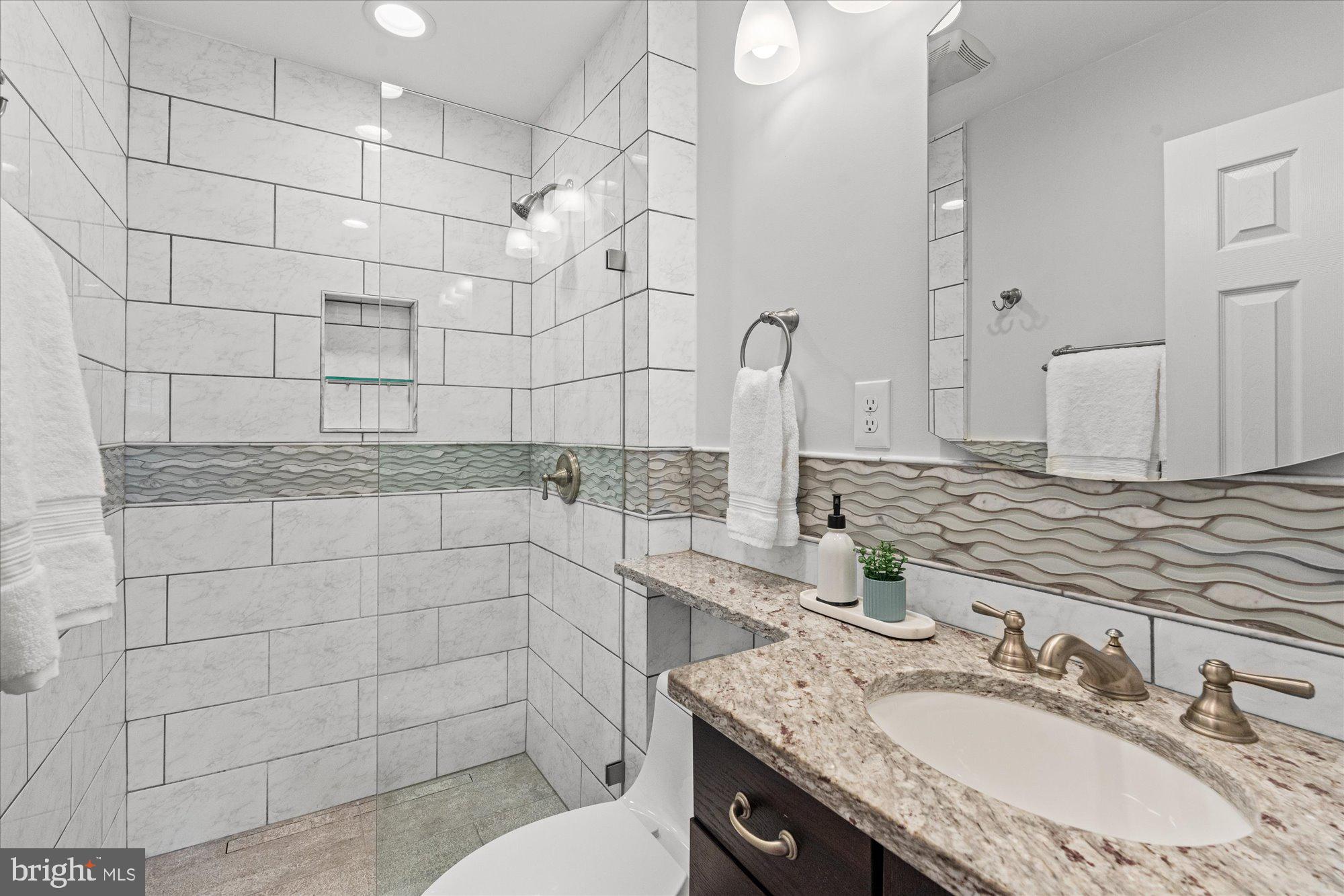 7020 Alicent Place McLean, VA 22101 - Photo 20 of 33 Primary bathroom