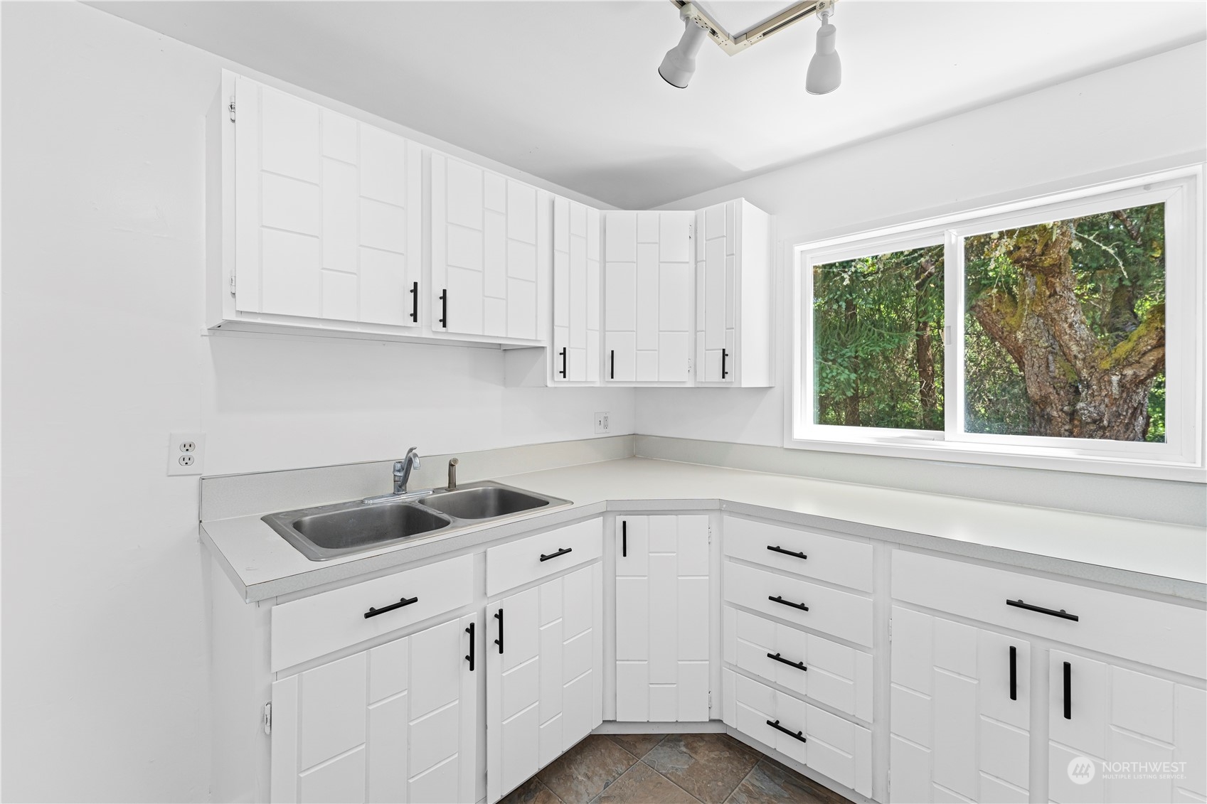 4189 Campbell Road Clinton, WA 98236 - Photo 14 of 39 Gallery Image 14