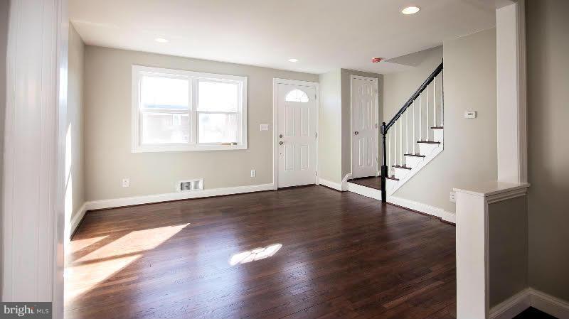 926 Coleridge Road Baltimore, MD 21229 - Photo 2 of 14 Living Room