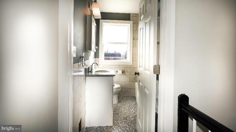 926 Coleridge Road Baltimore, MD 21229 - Photo 11 of 14 3rd Floor Bath