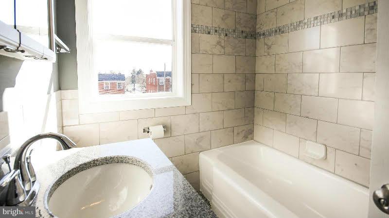 926 Coleridge Road Baltimore, MD 21229 - Photo 12 of 14 3rd Floor Bath View