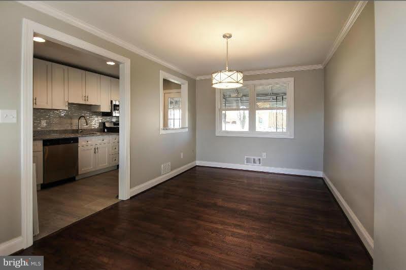 926 Coleridge Road Baltimore, MD 21229 - Photo 3 of 14 Dining Room