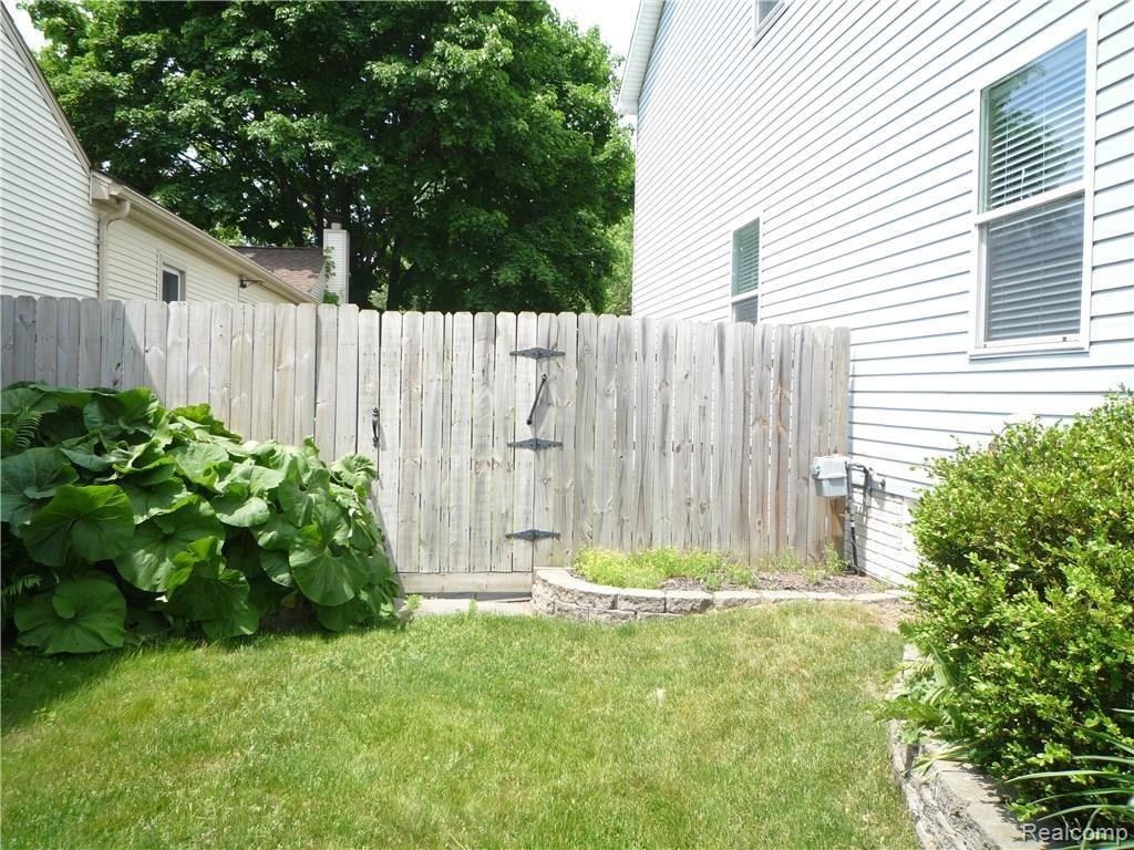 3098 York Road Rochester, MI 48309 - Photo 22 of 91 P1070982.JPG