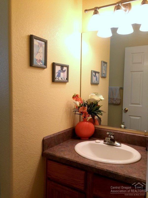 55739 Swan Road Bend, OR 97707 - Photo 13 of 25 Guest/Hallway Bath with Tub & Shower Uni