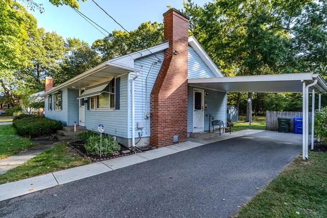 a view of a house with porch and garden