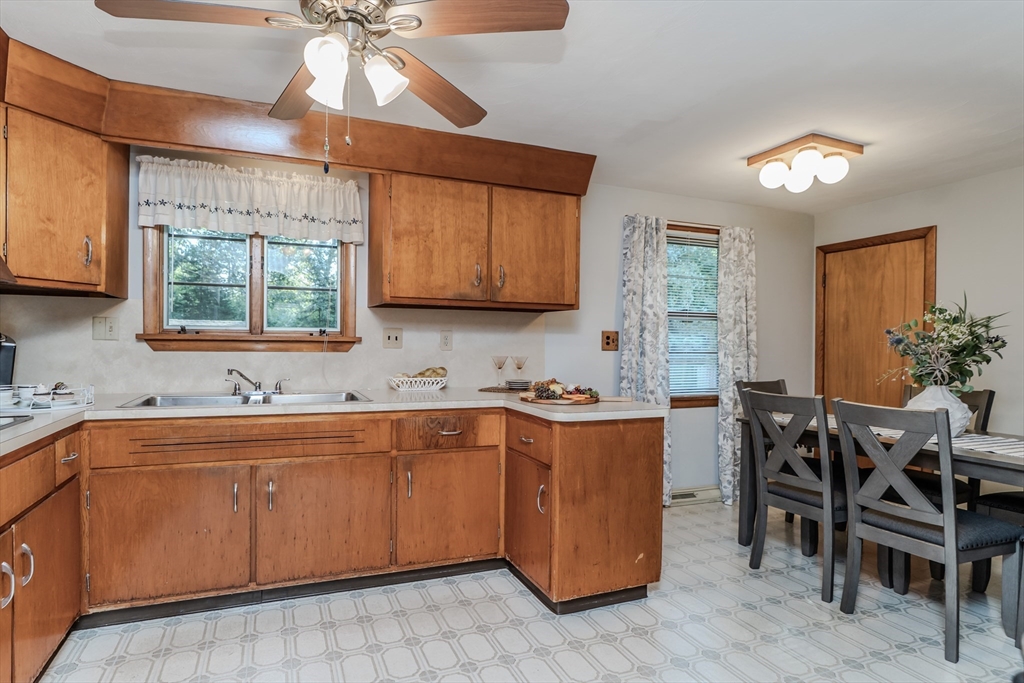 99 Rosewell Street Springfield, MA 01109 - Photo 7 of 33