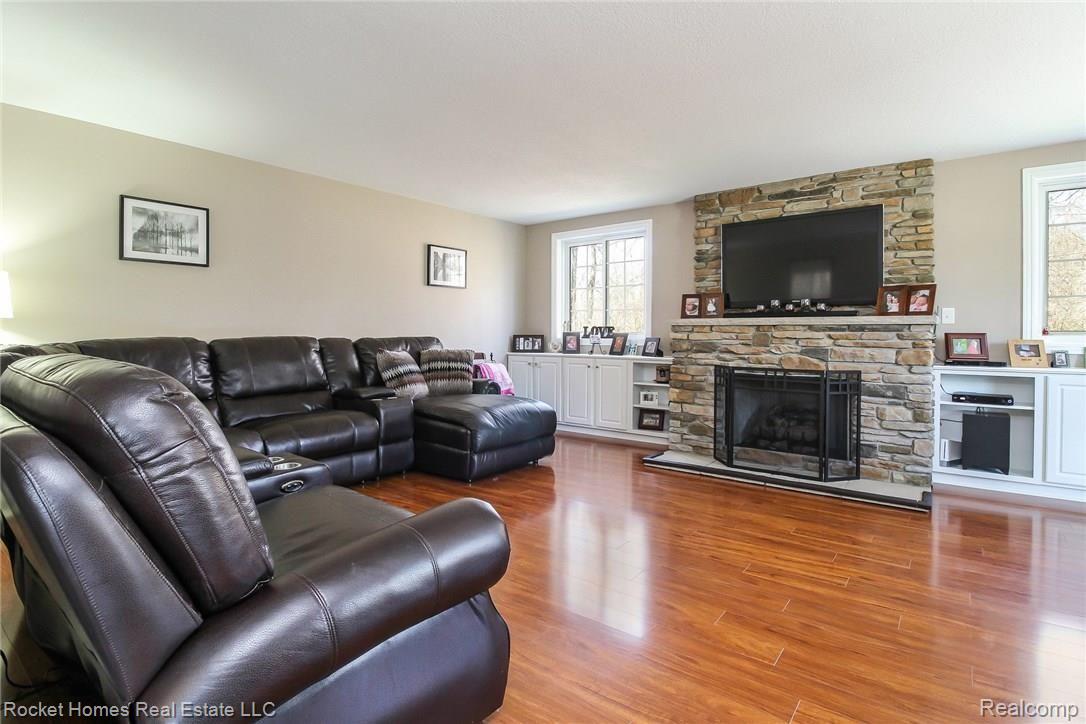 15325 Hannan Road Romulus, MI 48174 - Photo 5 of 28 006-Living_Room-4002955-medium.jpg