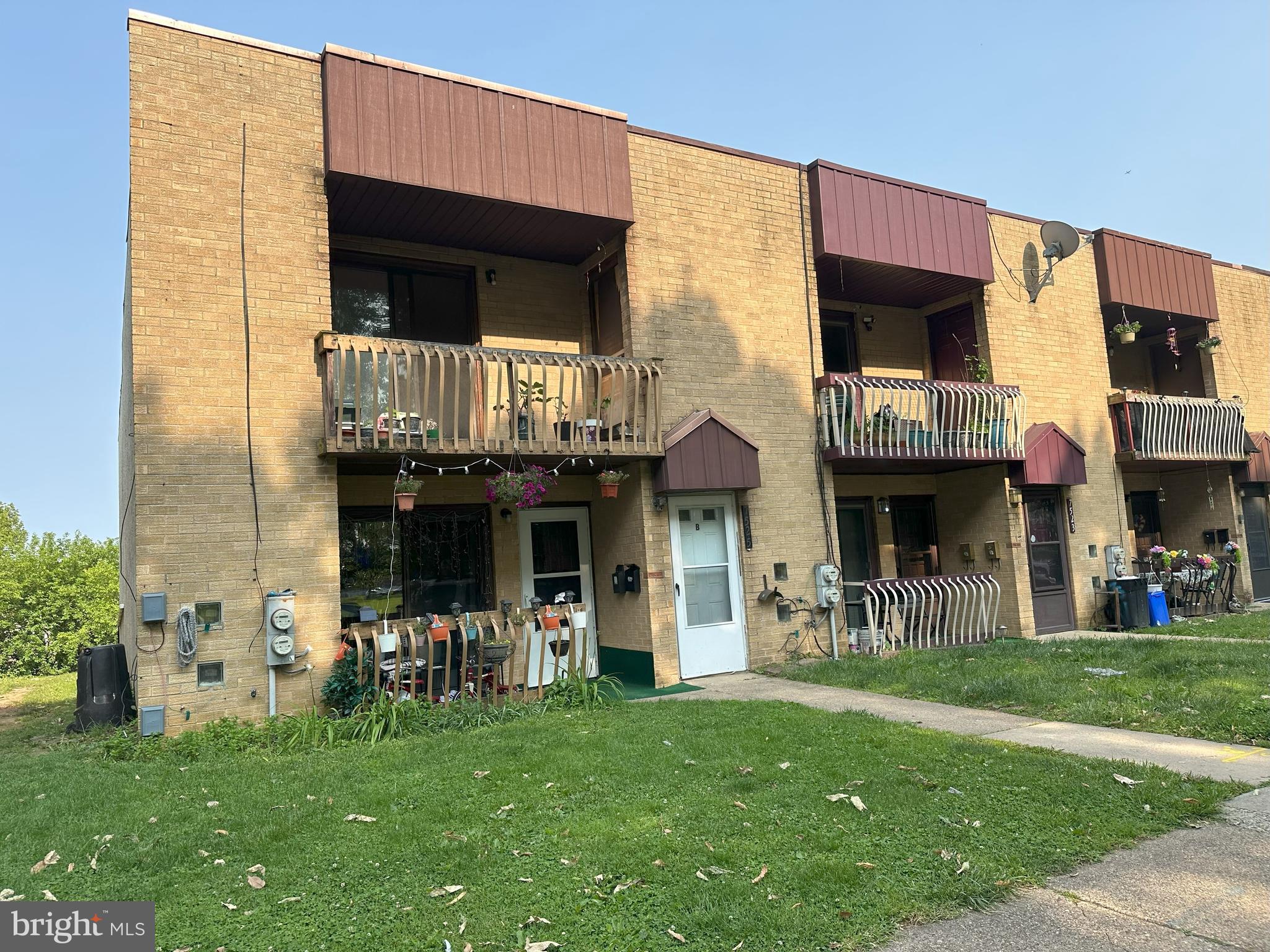 7525 Calvert Street Philadelphia, PA 19152 - Photo 2 of 38 a front view of a house with a garden