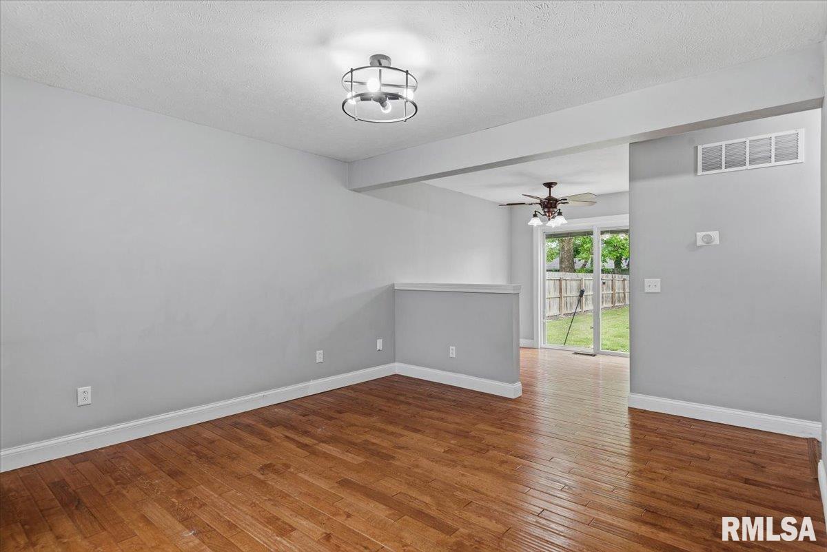 639 Deerfield Road Chatham, IL 62629 - Photo 4 of 43