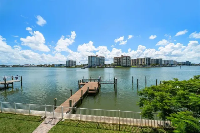 $2,150,000 | 733 Bay Esplanade, Clearwater Beach, FL 33767
