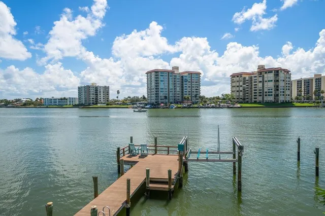 $2,150,000 | 733 Bay Esplanade, Clearwater Beach, FL 33767