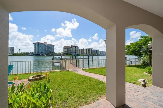 $2,150,000 | 733 Bay Esplanade, Clearwater Beach, FL 33767