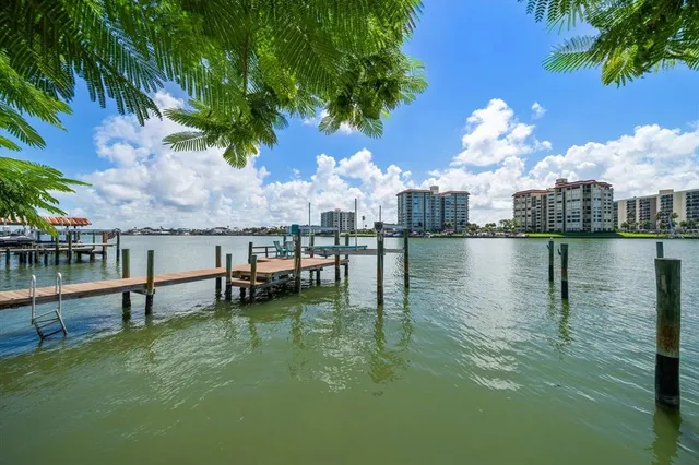 $2,150,000 | 733 Bay Esplanade, Clearwater Beach, FL 33767