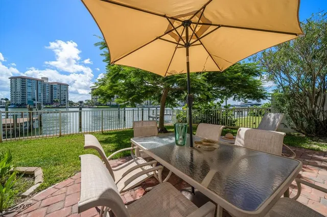 $2,150,000 | 733 Bay Esplanade, Clearwater Beach, FL 33767