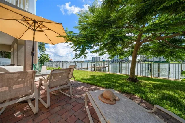 $2,150,000 | 733 Bay Esplanade, Clearwater Beach, FL 33767